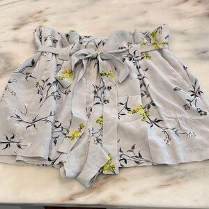 L'AGENCE 100% silk Light Gray Floral High-Waist Shorts with Yellow Accent size 6